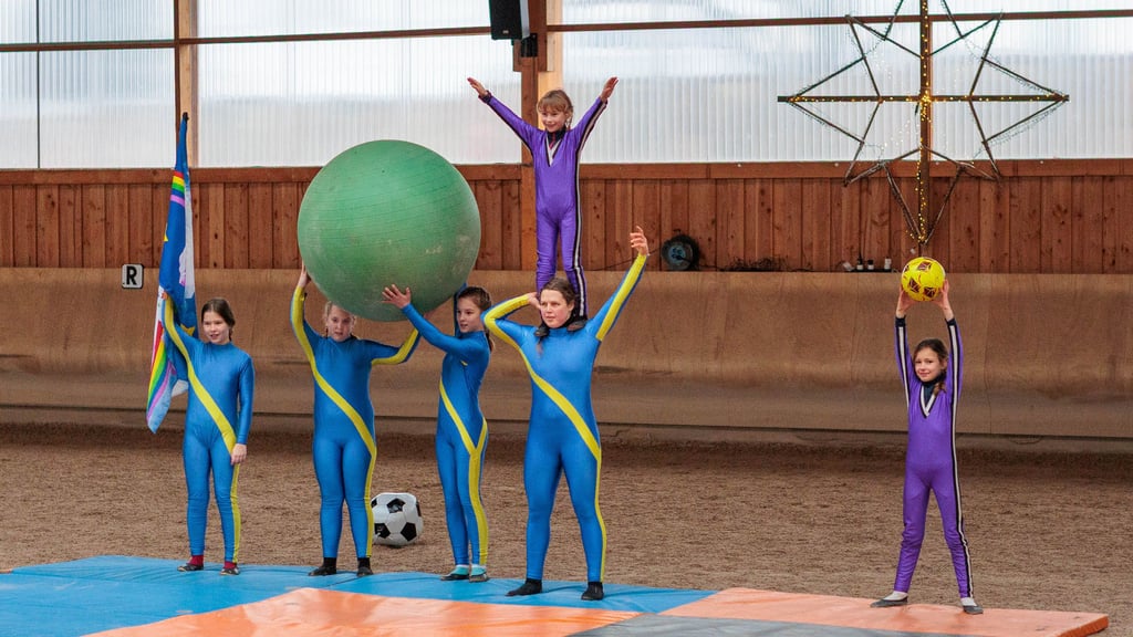 Die Mädchen vom Voltigieren überzeugten mit ihrem Auftritt.