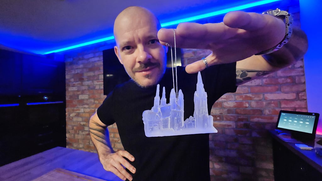 Marcus Eiternick zeigt ein ganz besonderes Halle-Motiv, das eigentlich an keinem Weihnachtsbaum fehlen dürfte.