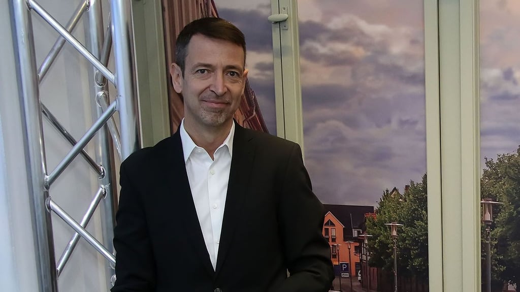 Steffen Ritter lebt in London und Sangerhausen.