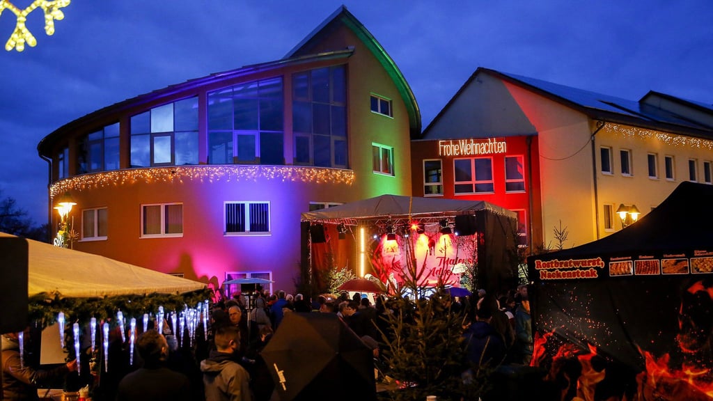 Der Rathausplatz in Thale verwandelt sich wieder in eine stimmungsvolle Weihnachtslandschaft.