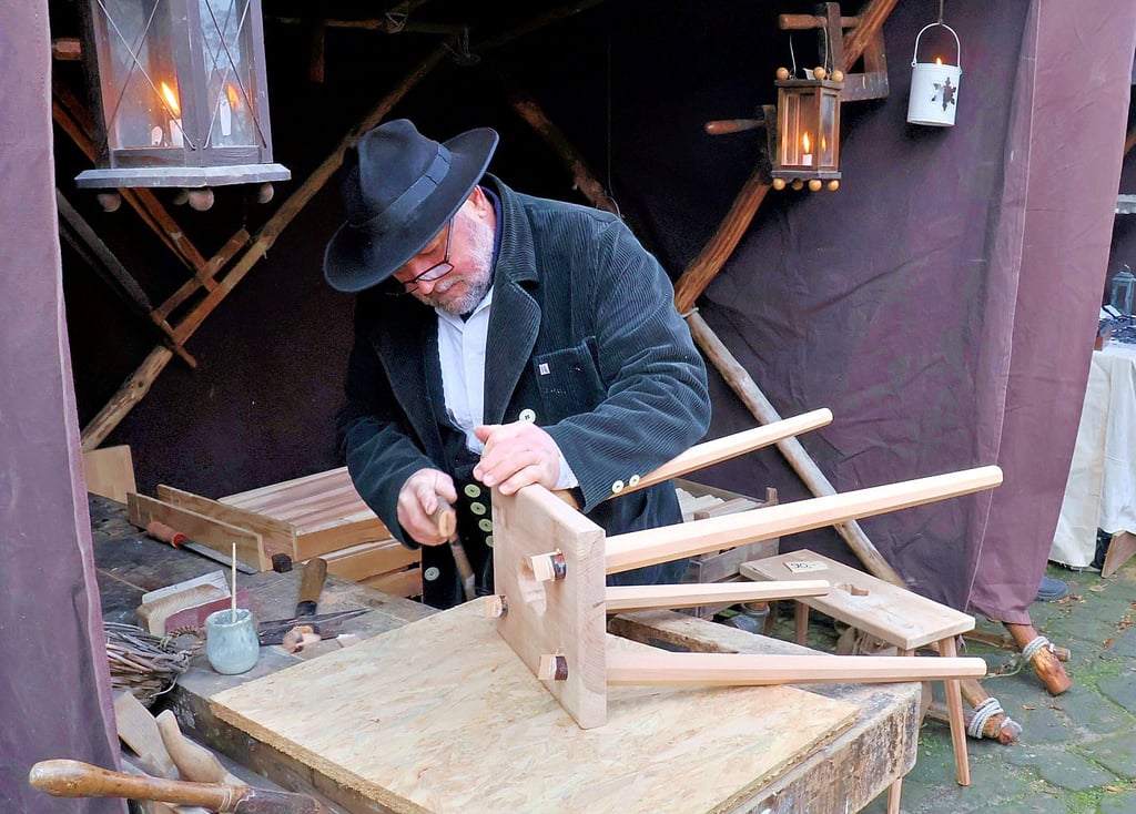 Impression vom Biedermeier-Christmarkt in Werben (Elbe) am 13. und 14. Dezember 2025: Uwe Michael Rexin zeigt eindrucksvoll das Tischlerhandwerk.