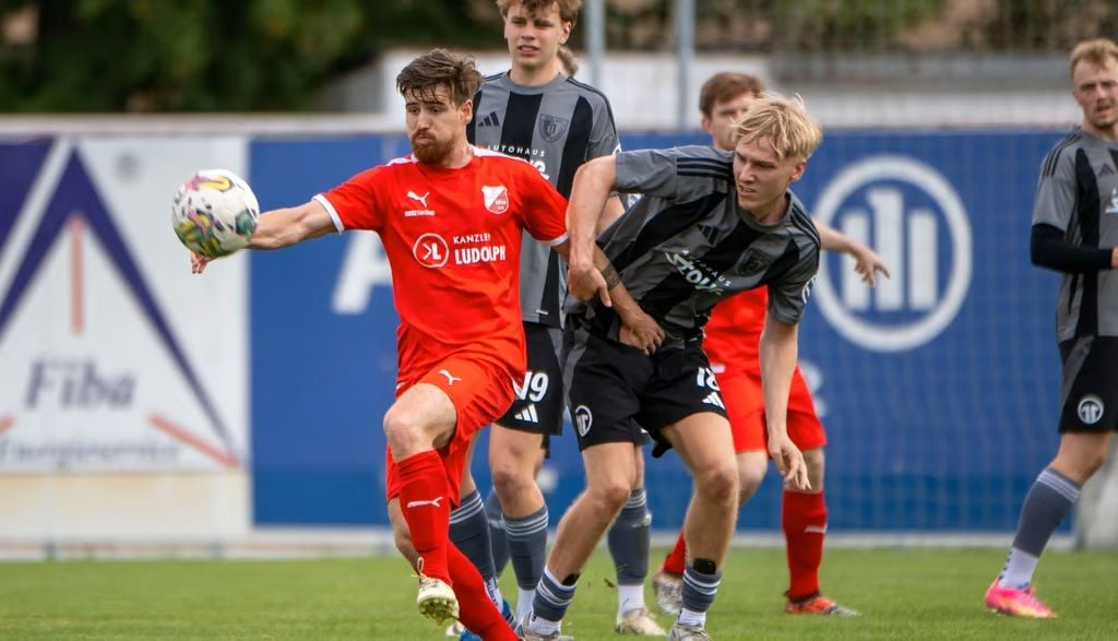 Die Oberliga könnte für Vincent Meyer (l.) und den BSV Ammendorf Thema werden.