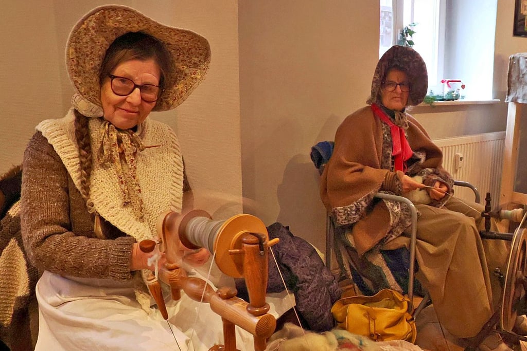 Impression vom Biedermeier-Christmarkt in Werben (Elbe) am 13. und 14. Dezember 2025: Ulrike Salzmann (links) und Gabi Schulz zeigten ihr Können am Spinnrad.