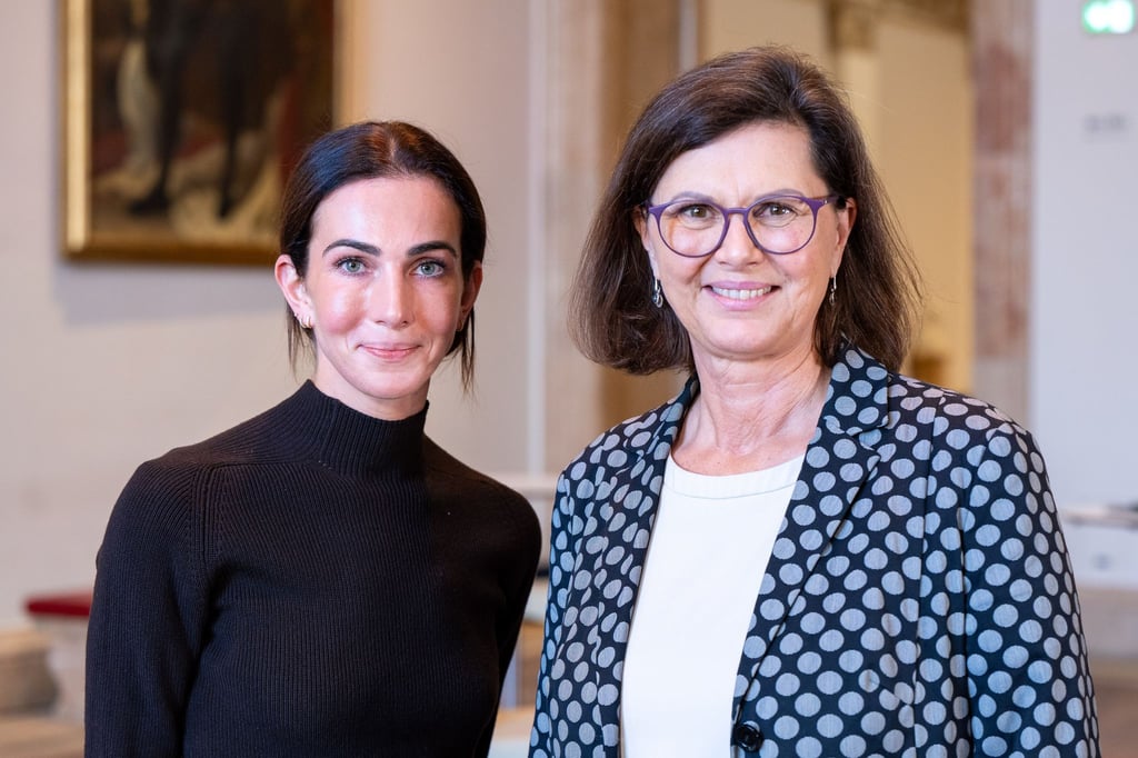 Landtagspräsidentin Ilse Aigner (r) zeigte sich begeistert von ihrer Praktikantin Lisa Müller.