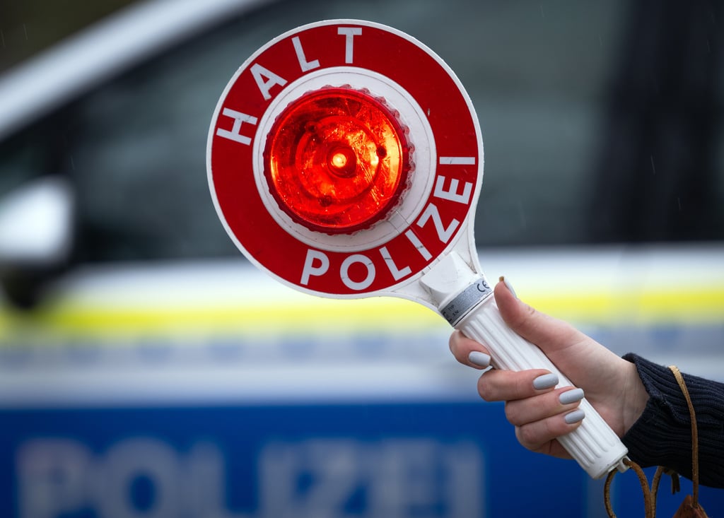 Auf der A38 bei Lützen im Burgenlandkreis hat die Polizei einen sturzbetrunkenen Autofahrer gestoppt (Symbolfoto). 