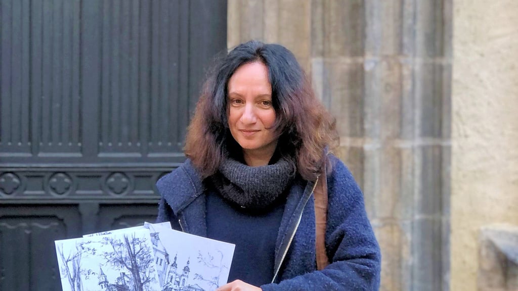 Nataliya Kyselova mit einer Auswahl ihrer Wittenberg-Zeichnungen