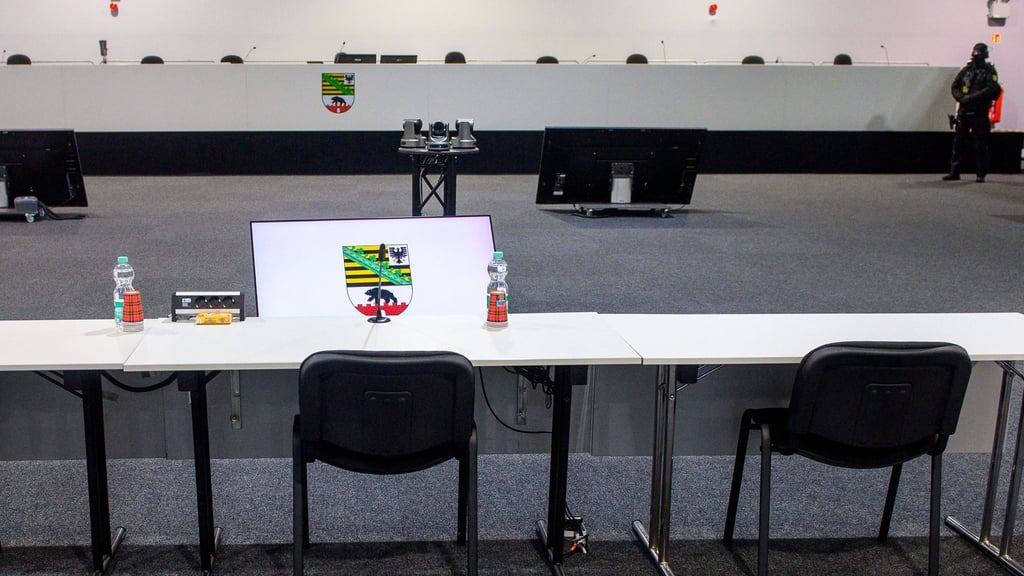 Die Zeugenbank im Gerichtssaal des temporären Gerichtsgebäudes vom Landgericht Magdeburg.