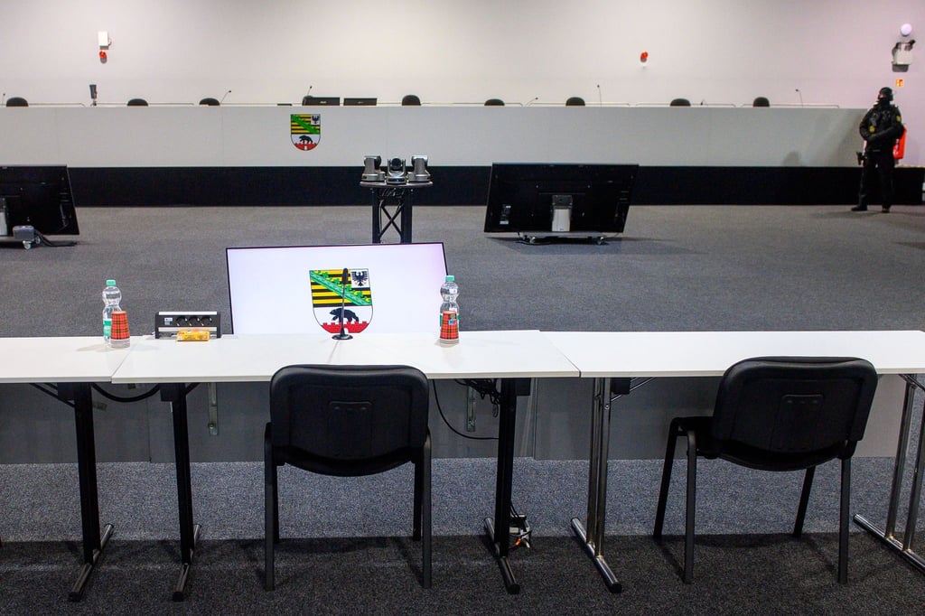 Die Zeugenbank im Gerichtssaal des temporären Gerichtsgebäudes vom Landgericht Magdeburg.