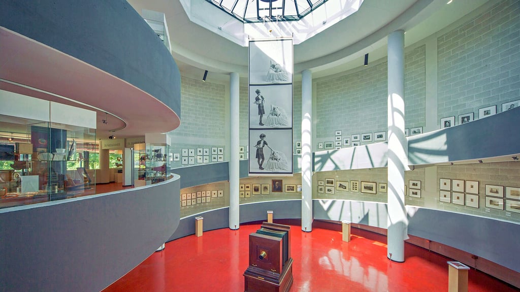 Untergebracht in einem futuristischen Bau im Agrapark Markleeberg: das Deutsche Fotomuseum.