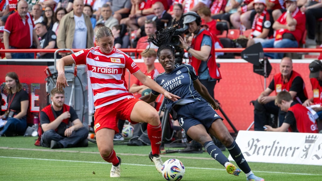 Unions Samantha Steuerwald (l) glich zum zwischenzeitlichen 1:1 gegen Frankfurt aus. (Archivbild)