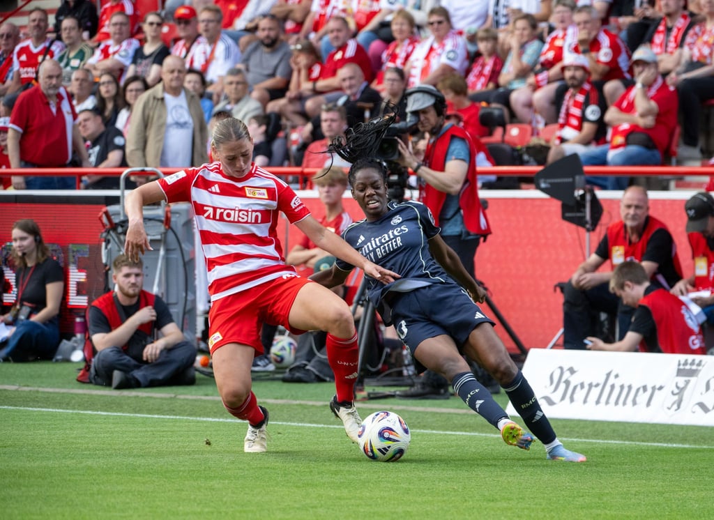 Unions Samantha Steuerwald (l) glich zum zwischenzeitlichen 1:1 gegen Frankfurt aus. (Archivbild)