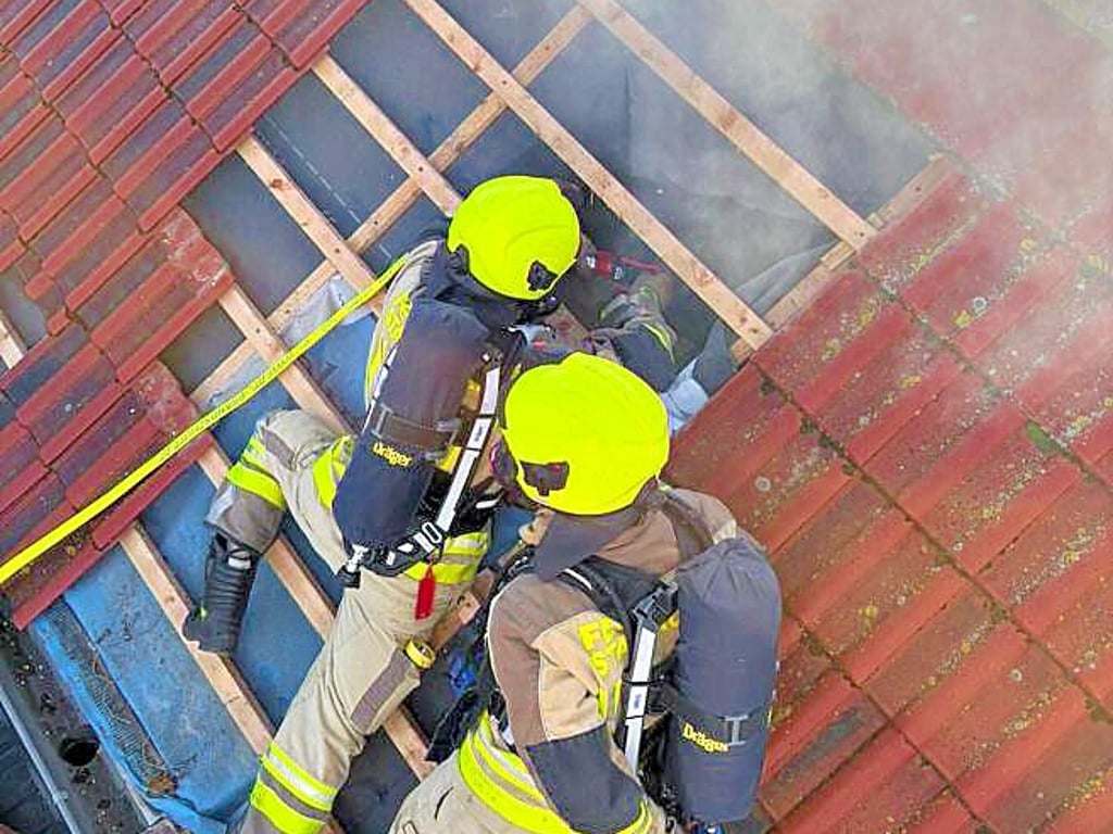 Um an den Brand zu gelangen, mussten Teile des Daches abgedeckt werden. 