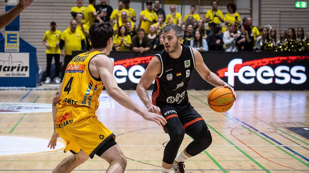 Martin Bogdanov (rechts) hat mit den SBB Baskets Wolmirstedt die Abstiegsränge der 2. Liga ProA verlassen.