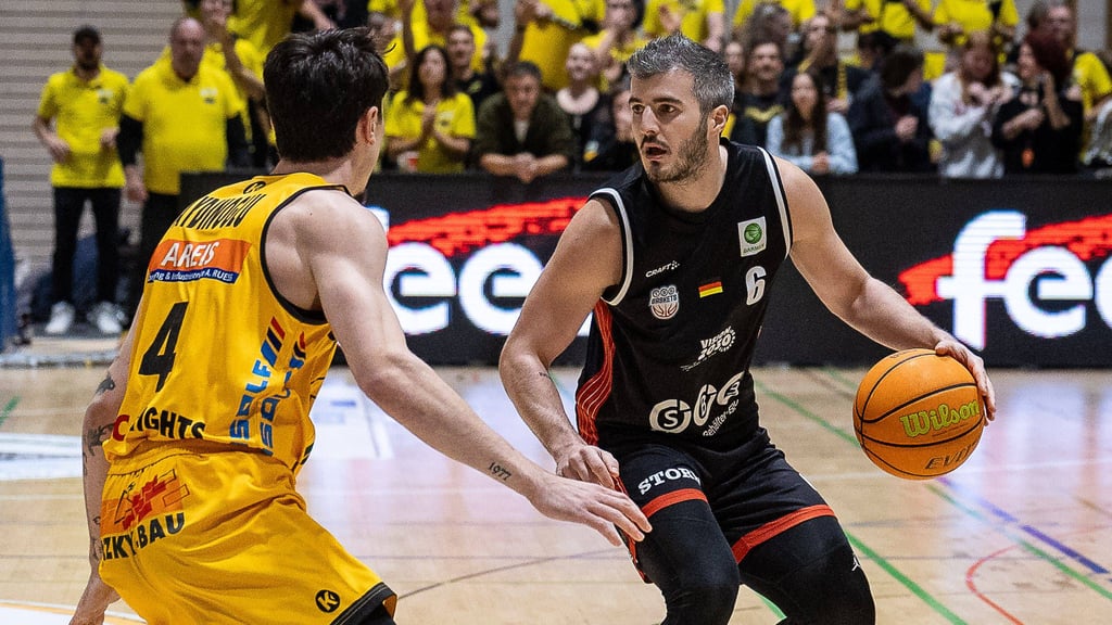 Martin Bogdanov (rechts) hat mit den SBB Baskets Wolmirstedt die Abstiegsränge der 2. Liga ProA verlassen.