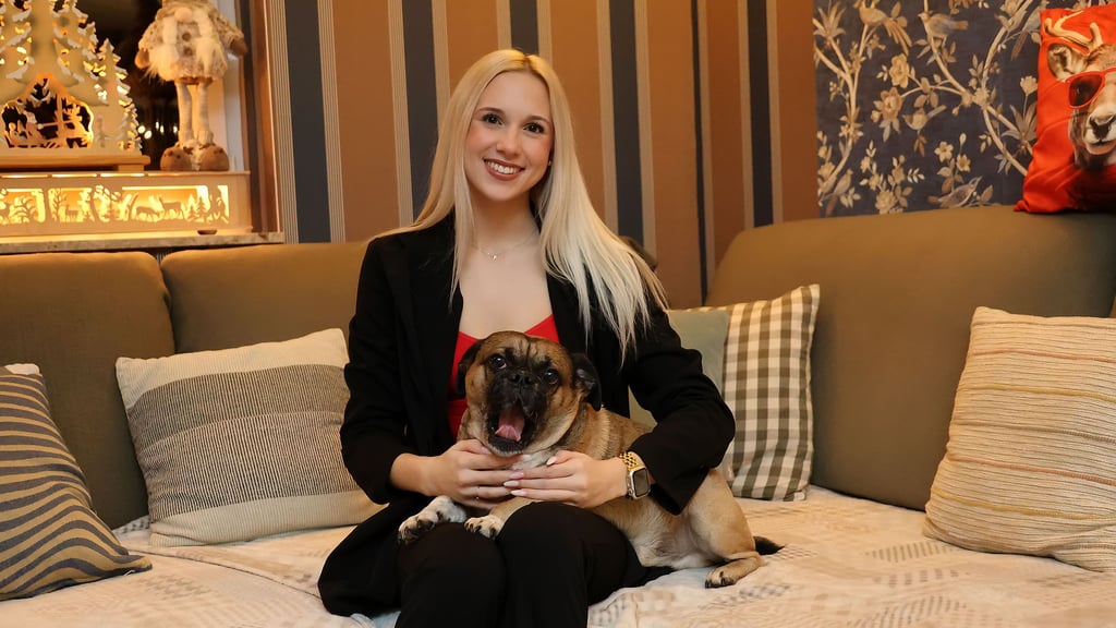Karoline Freya Kühne - hier mit ihrem Mops-Mix Schröder - heißt die frisch gekürte „Miss Ostdeutschland“. 