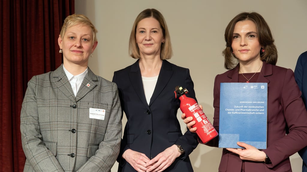 eit an Seit übergaben Gewerkschaftlerin Stephanie Albrecht-Suliak und Arbeitgeberchefin Nora Schmidt-Kesseler den symbolische und gedruckte Botschaft an die Ostbeauftragte der Bundesregierung, Elisabeth Kaiser (v. l.)