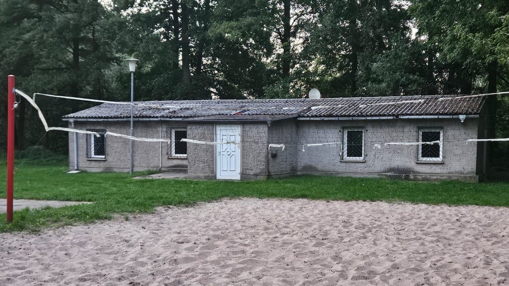 Noch ist der Anblick der alten Baracke am Zernauer See ernüchternd. Nach reger Spendenbeteiligung soll sie in neuem Glanz erstrahlen. 