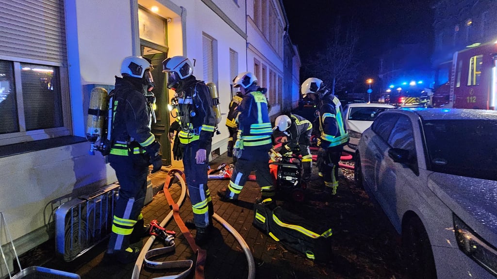 Die Feuerwehren in Aschersleben, hier bei einem Einsatz in der vergangenen Woche in der Neuen Straße, erhalten ab 2026 höhere Aufwandsentschädigungen.