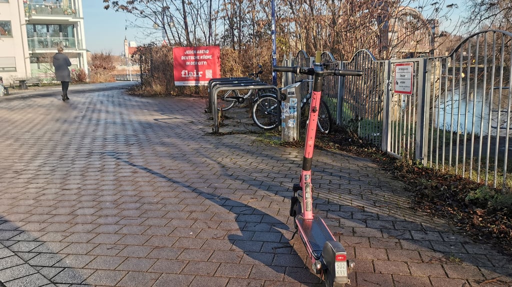 E-Scooter des Anbieters Voi dürfen nicht in der Nähe von Gewässern abgestellt werden. Wie dieses Beispiel nahe der Hubbrücke an der Elbe in Magdeburg zeigt, wird das Verbot nicht immer eingehalten.