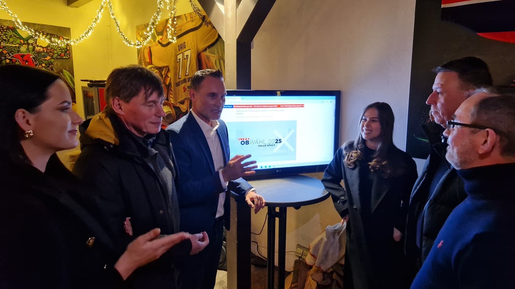 Hinter der Stadtratsfraktion „Hauptsache Halle“ steht der gleichnamige Wählerverein um Vorsitzenden Sven Thomas (2.v.l.).