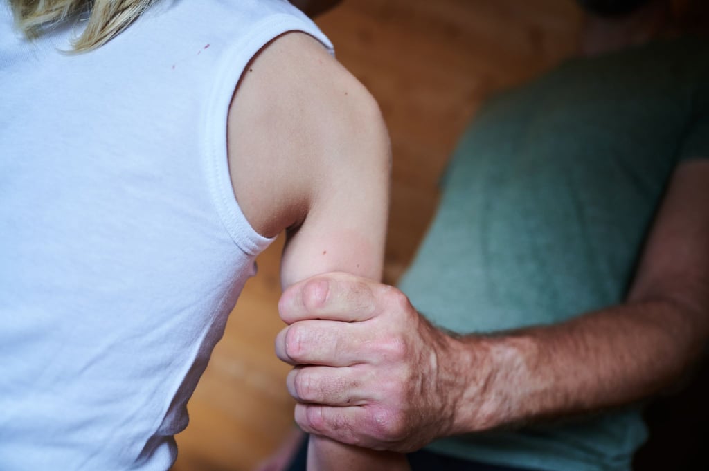 Die Jugendämter stellten 2024 bei rund 72.800 Kindern oder Jugendlichen eine Gefährdung fest. (Symbolbild)