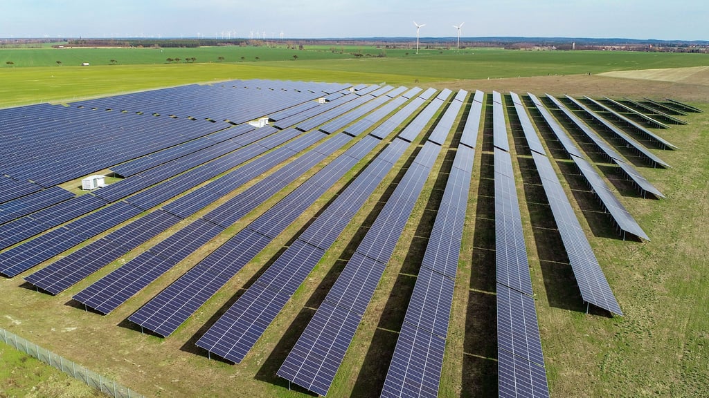 Ein Solarpark östlich von Berlin. Auch in Wittenberg sind weitere Solaranlagen geplant.