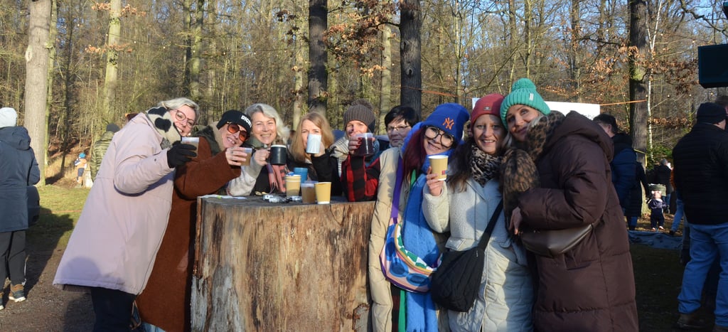 Zum Weihnachtsmarkt im „Hohen Holz“ verabredet hat sich diese Gruppe von Freundinnen aus Gröningen.