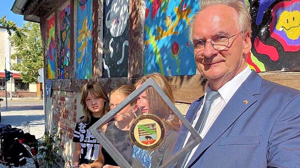 Ministerpräsident Reiner Haseloff übergab im August 2024 bei einem Pressetermin auf dem Hauptbahnhof Stendal spontan diese Ehrenmedaille  an Comenius-Schüler, weil sie  mit ihren Bildern das Tunnelhäuschen in ein Kunstobjekt verwandelt haben. 