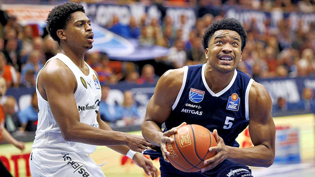 Marcus Foster (re.) überzeugte mit 23 Punkten für den Syntainics MBC gegen Braunschweig.