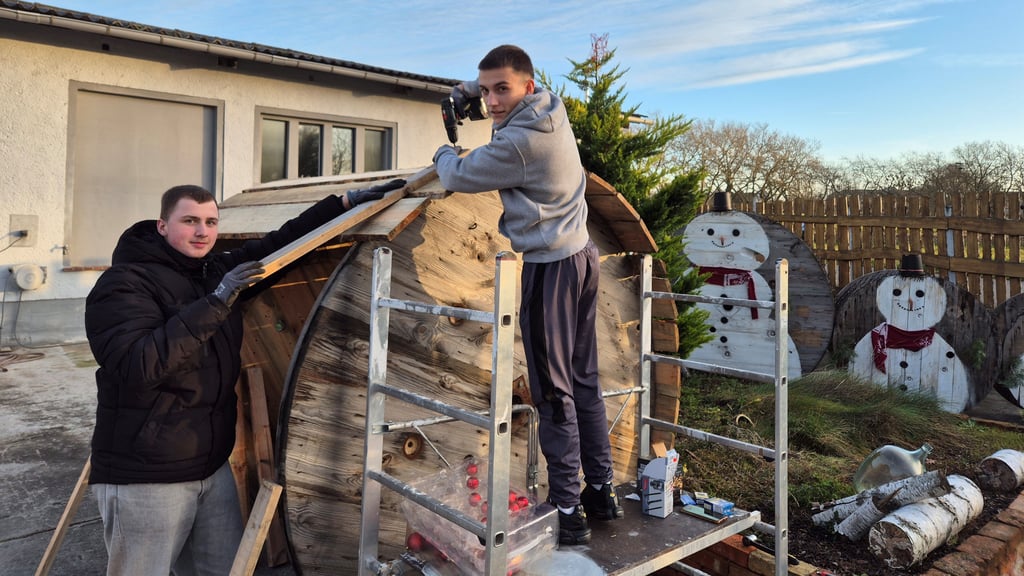 Die beiden Clausewitz-Schüler Domenik (l.) und Til legen kräftig Hand an.
