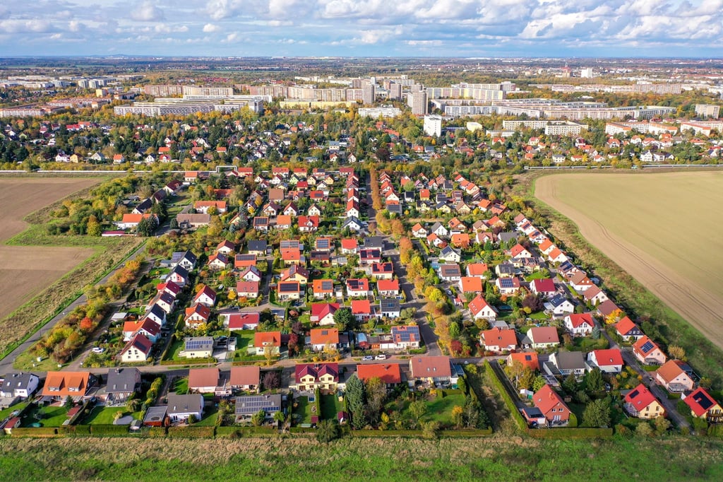 Die Preise für Ein- und Zweifamilienhäuser blieben 2024 in Sachsen in etwa konstant. (Archivbild)