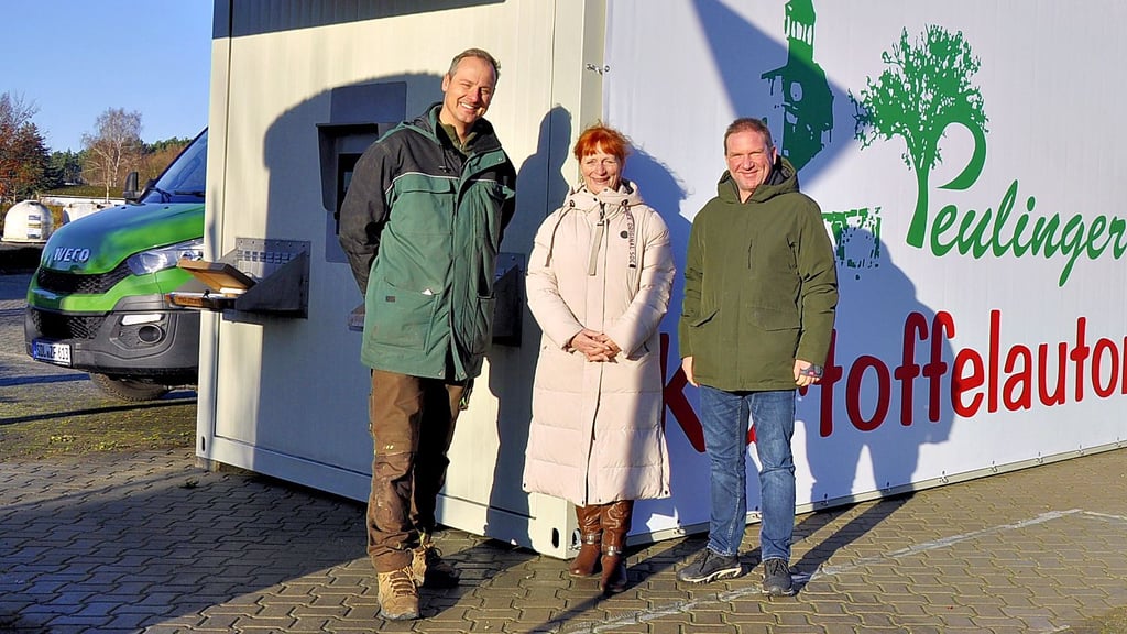 Ganz zur Freude von Bürgermeisterin Annegret Schwarz und Bauamtsleiter Erik Dähne hat Landwirt Candy Beckurts (links)  auf dem Kolk-Parkplatz in Bismark einen Automaten aufgestellt, an dem Kartoffeln aus der Region rund um die Uhr und an sieben Tagen in der Woche gekauft werden können.