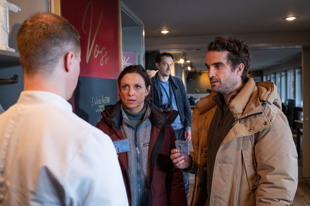 Guten Tag, Mordkommission: Ina Behrendsen (Julia Brendler) und Hinnerk Feldmann (Oliver Wnuk, rechts) müssen eine schlechte Nachricht überbringen.