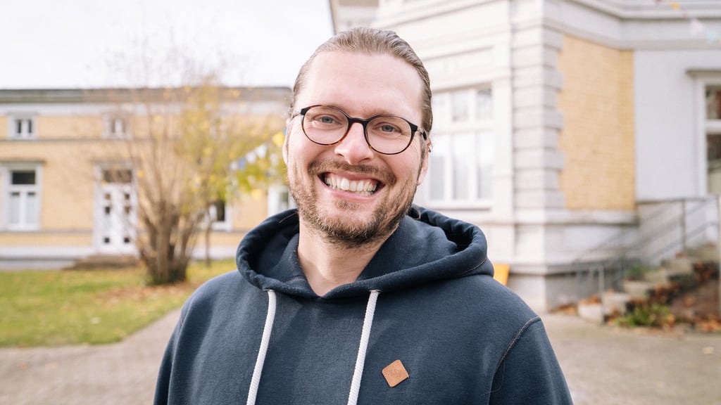 Simon Becker gründete gemeinsam mit Bettina Becker die Villa Wertvoll - eine Jugendkultureinrichtung in Magdeburg, die es Kindern und Jugendlichen ermöglicht, sich in Tanz-, Theater- und Musikprojekten kostenlos auszuprobieren und entfalten.