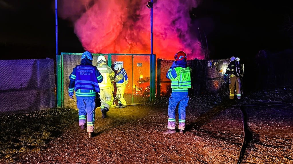 Oschersleber Feuerwehrleute bekämpfen das Feuer auf den Gelände des Bürgerschützenvereins.