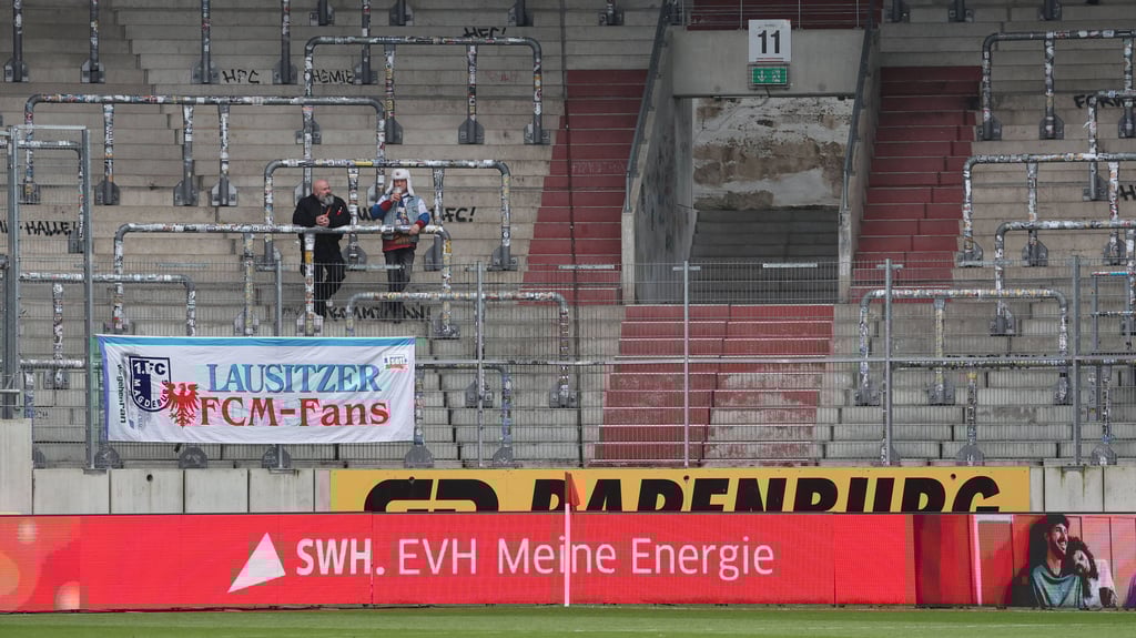 Eine einzige Zaunfahne und elf Fans im Gästeblock: Der 1. FC Magdeburg II hatte beim Halleschen FC kaum Unterstützung auf den Rängen.