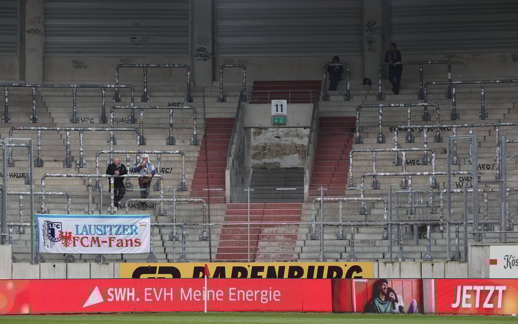 Eine einzige Zaunfahne und elf Fans im Gästeblock: Der 1. FC Magdeburg II hatte beim Halleschen FC kaum Unterstützung auf den Rängen.