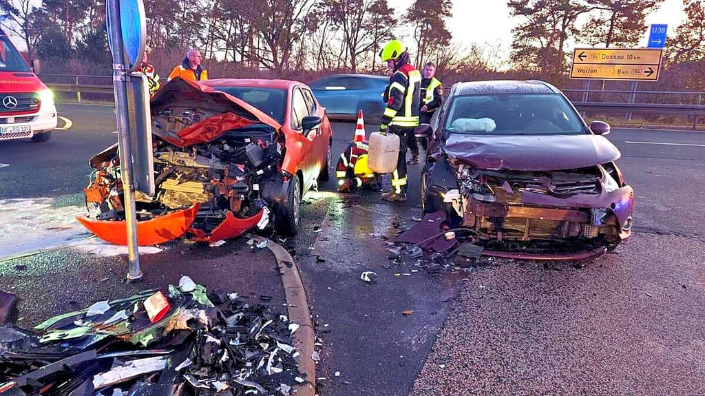 Die beiden Autos wurden bei dem Unfall stark beschädigt - und mussten abgeschleppt werden. 