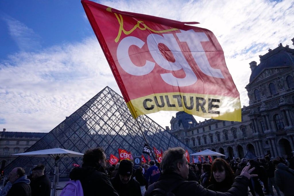 Angestellte zeigen eine Flagge der Gewerkschaft CGT vor dem Louvre, nachdem sie für einen Streik gestimmt haben.