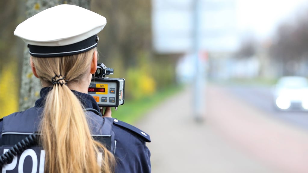 Apps, Warnsysteme in Navigationsgeräten, Radiomeldungen: Es gibt einige Methoden für Autofahrer, um über Radarkontrollen auf der Straße Bescheid zu wissen.