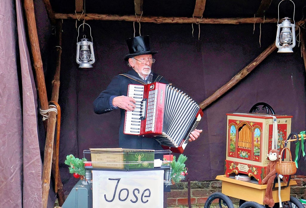 Impression vom Biedermeier-Christmarkt in Werben (Elbe) am 13. und 14. Dezember 2025: Werner Jose spielte weihnachtliche Weisen auf dem Akkordeon.