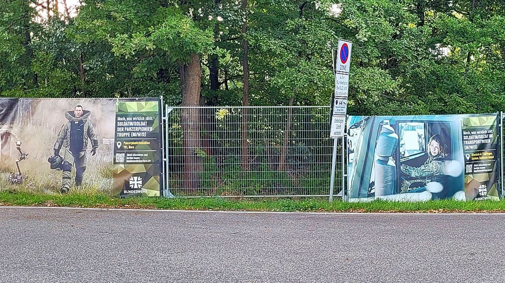 Die Bundeswehr wirbt an ihrem Gelände im Zeitzer Forst um Personal.
