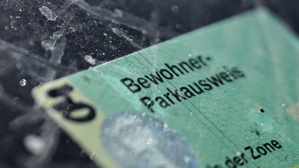 Der Parkausweis für Anwohner ist in Berlin seit Jahren in der Diskussion. (Archivbild)