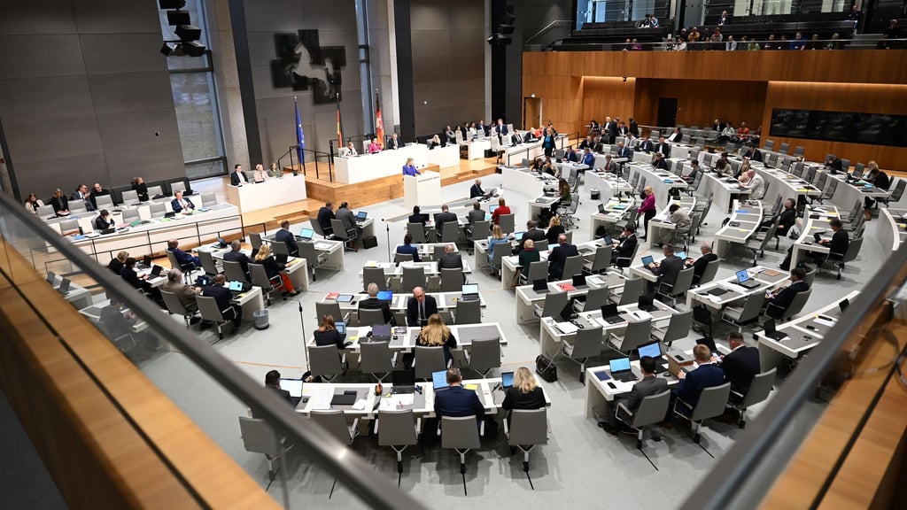 Drei von vier Fraktionen im Landtag wollen den Ausschuss für Angelegenheiten des Verfassungsschutzes auflösen und durch ein parlamentarisches Kontrollgremium ersetzen. (Archivbild)