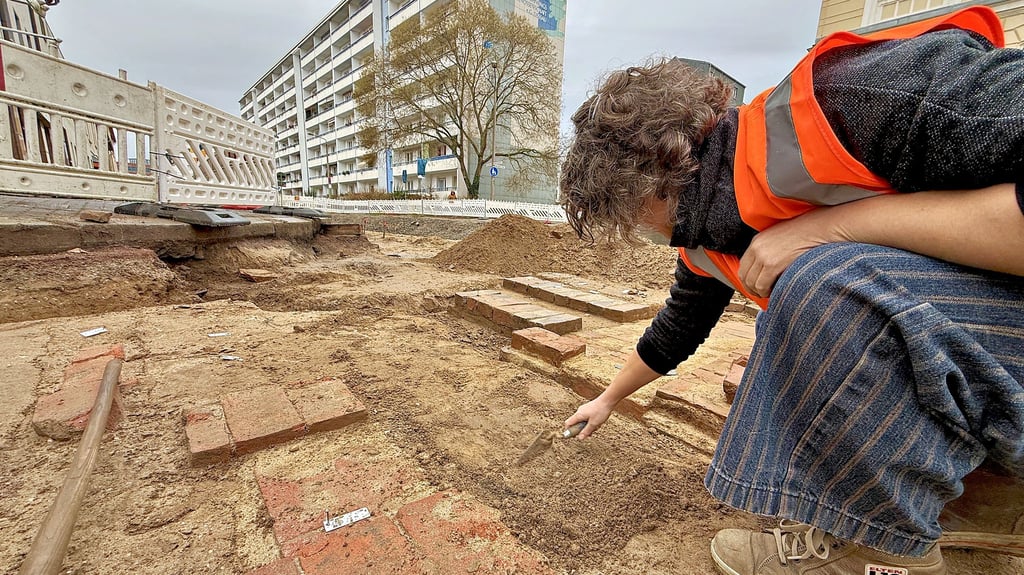 Vier Archäologen sind bei den baubegleitenden Ausgrabungen in der Ferdinand-von-Schill-Straße beteiligt, hier an den Überresten des Akener Tores.