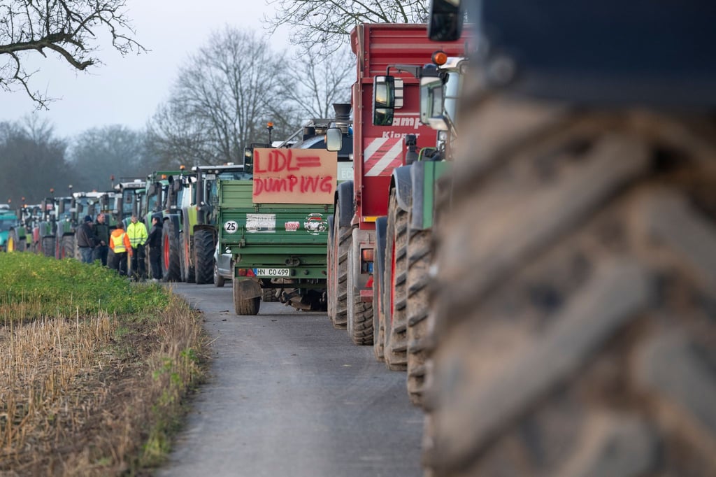 Aus Verärgerung über die Preispolitik des Discounters Lidl sind Landwirte wieder zu Treckerdemonstrationen gestartet.