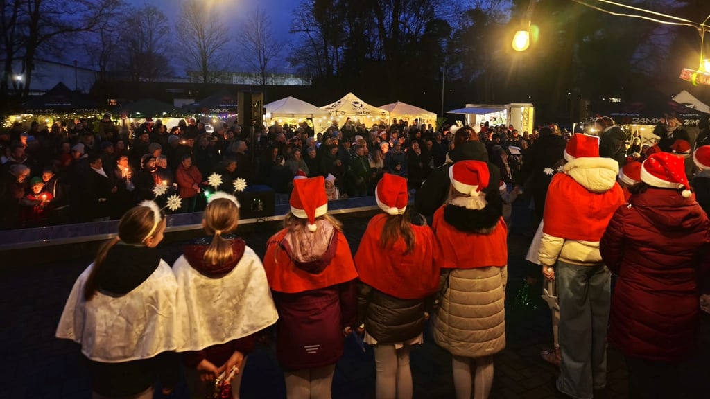 Zahlreiche Besucher sind zum Weihnachtssingen zur Freilichtbühne in Güsen gepilgert.