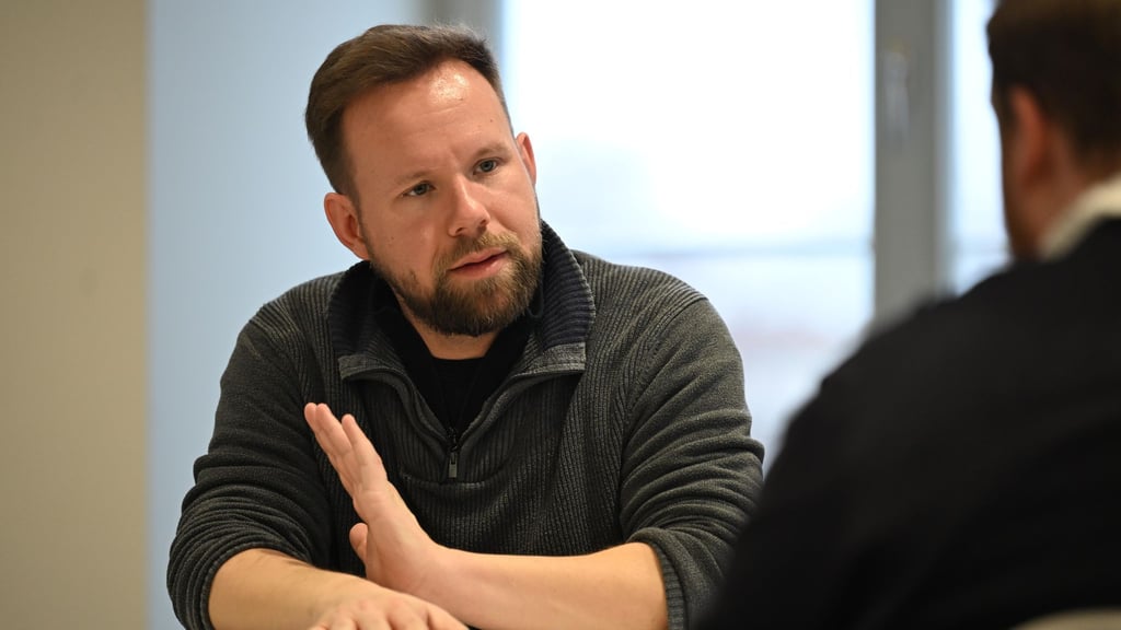 Linke-Landeschef Peters erklärt, warum seine Partei die Wehrpflicht ablehnt.