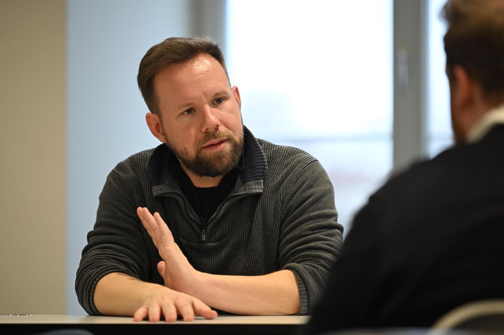 Linke-Landeschef Peters erklärt, warum seine Partei die Wehrpflicht ablehnt.