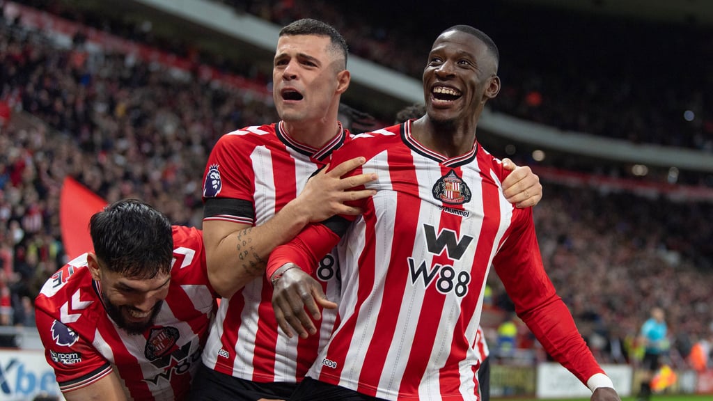 Granit Xhaka /Mitte) freut sich mit Nordi Mukiele (r.) über das 1:0 für Sunderland.